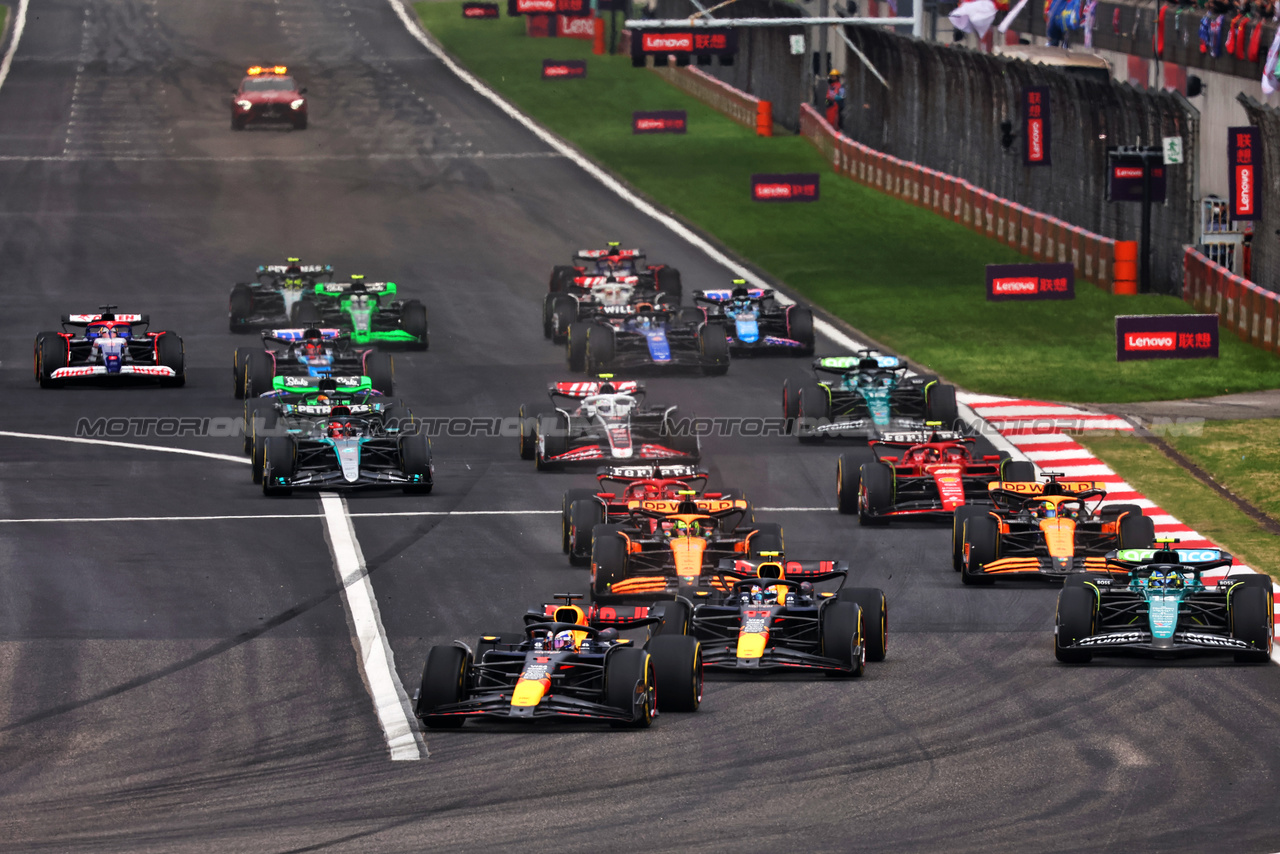 GP CINA, Max Verstappen (NLD) Red Bull Racing RB20 davanti a at the partenza of the race.

21.04.2024. Formula 1 World Championship, Rd 5, Chinese Grand Prix, Shanghai, China, Gara Day.

- www.xpbimages.com, EMail: requests@xpbimages.com © Copyright: Batchelor / XPB Images