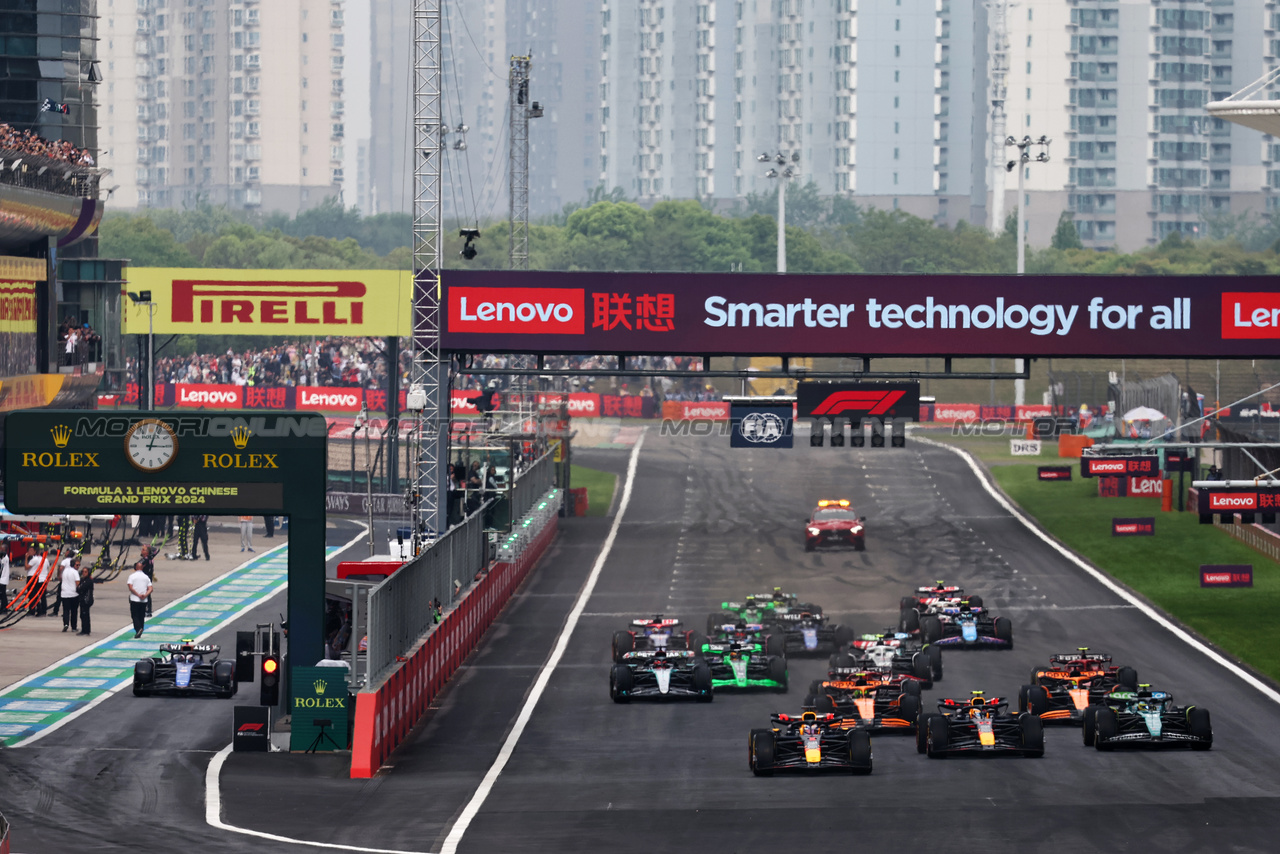 GP CINA, Max Verstappen (NLD) Red Bull Racing RB20 davanti a at the partenza of the race.

21.04.2024. Formula 1 World Championship, Rd 5, Chinese Grand Prix, Shanghai, China, Gara Day.

- www.xpbimages.com, EMail: requests@xpbimages.com © Copyright: Batchelor / XPB Images