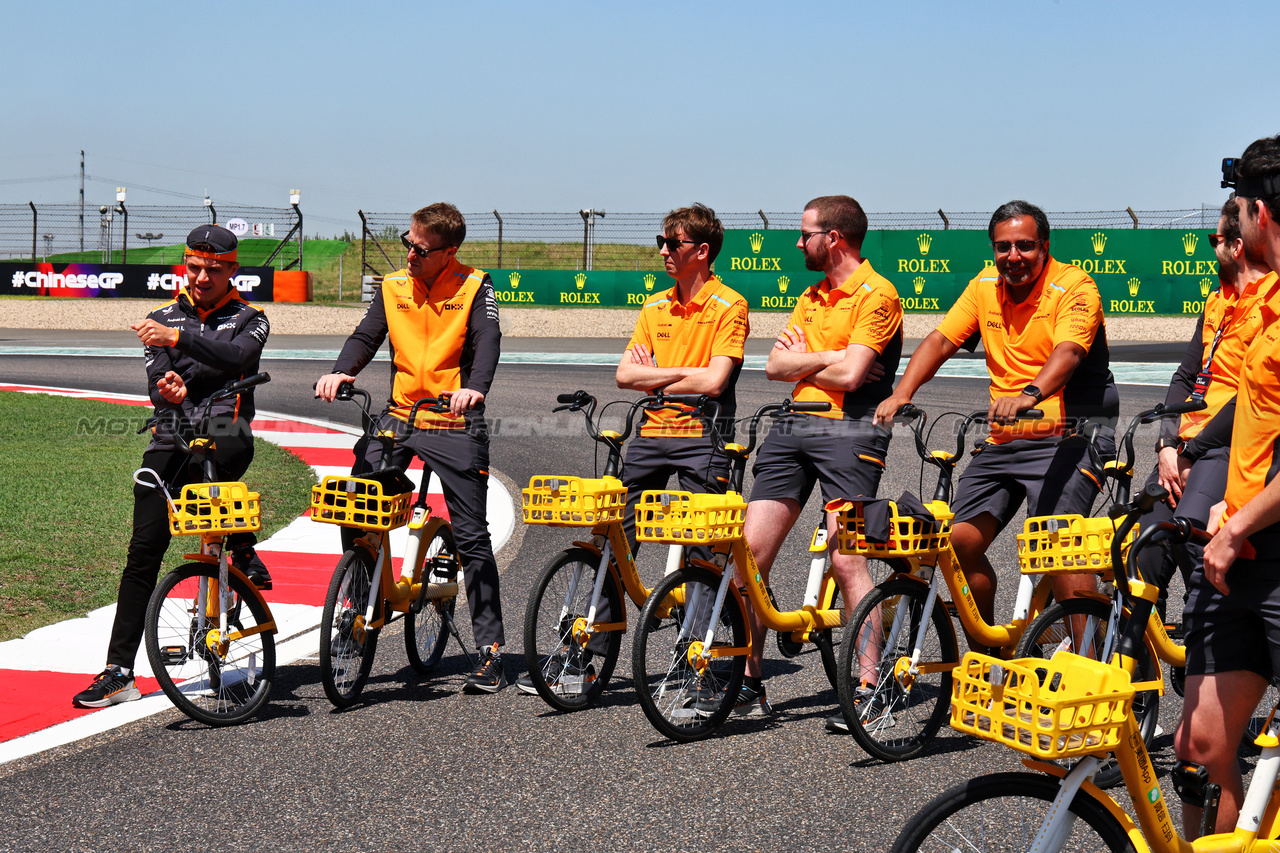 GP CINA, Lando Norris (GBR) McLaren rides the circuit with the team.

18.04.2024. Formula 1 World Championship, Rd 5, Chinese Grand Prix, Shanghai, China, Preparation Day.

- www.xpbimages.com, EMail: requests@xpbimages.com © Copyright: Batchelor / XPB Images