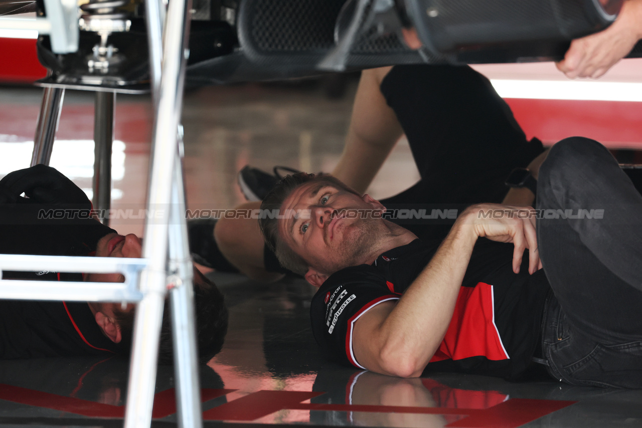 GP CINA, Nico Hulkenberg (GER) Haas F1 Team with meccanici underneath the Haas VF-24.

18.04.2024. Formula 1 World Championship, Rd 5, Chinese Grand Prix, Shanghai, China, Preparation Day.

 - www.xpbimages.com, EMail: requests@xpbimages.com © Copyright: Coates / XPB Images