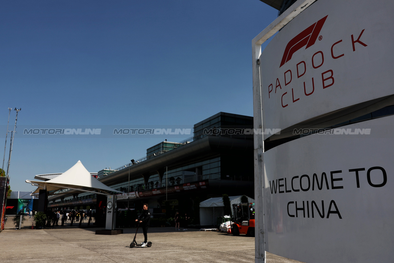 GP CINA, Paddock Atmosfera.

18.04.2024. Formula 1 World Championship, Rd 5, Chinese Grand Prix, Shanghai, China, Preparation Day.

- www.xpbimages.com, EMail: requests@xpbimages.com © Copyright: Rew / XPB Images