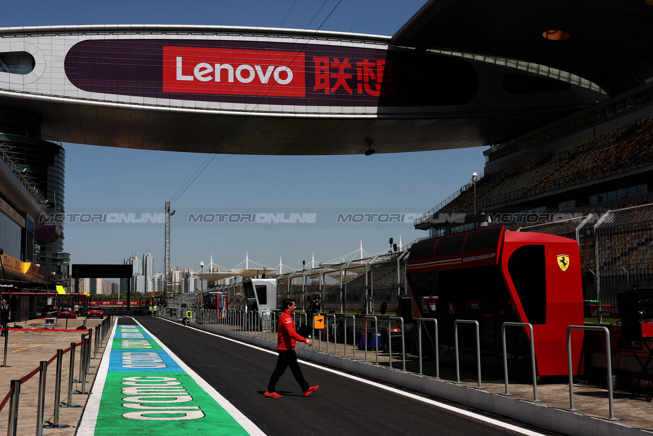 GP CINA, Circuit Atmosfera - pit lane.

18.04.2024. Formula 1 World Championship, Rd 5, Chinese Grand Prix, Shanghai, China, Preparation Day.

- www.xpbimages.com, EMail: requests@xpbimages.com © Copyright: Rew / XPB Images