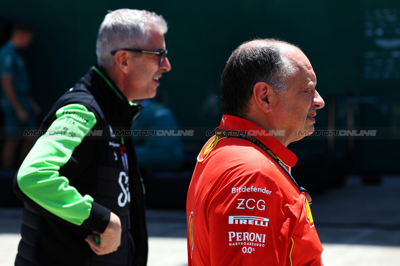 GP CINA, Frederic Vasseur (FRA) Ferrari Team Principal e Alessandro Alunni Bravi (ITA) Sauber Managing Director e Team Representative.

18.04.2024. Formula 1 World Championship, Rd 5, Chinese Grand Prix, Shanghai, China, Preparation Day.

 - www.xpbimages.com, EMail: requests@xpbimages.com © Copyright: Coates / XPB Images