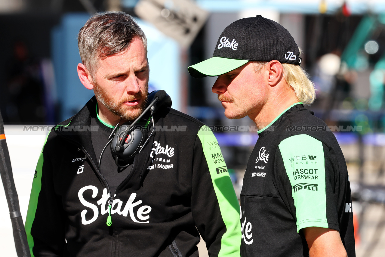 GP CINA, (L to R): Lee Stevenson (GBR) Sauber Chief Mechanic with Valtteri Bottas (FIN) Sauber.

18.04.2024. Formula 1 World Championship, Rd 5, Chinese Grand Prix, Shanghai, China, Preparation Day.

- www.xpbimages.com, EMail: requests@xpbimages.com © Copyright: Batchelor / XPB Images