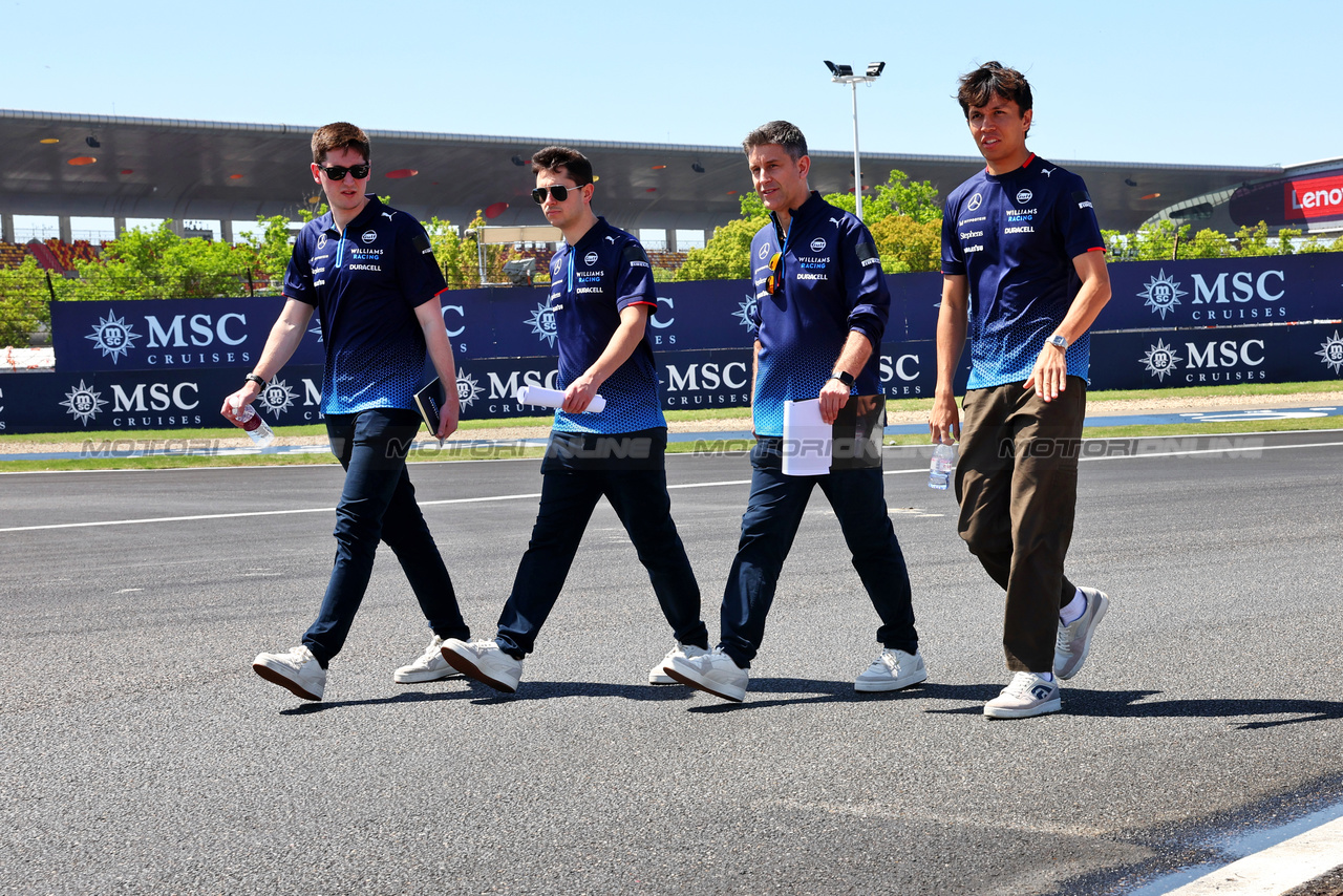 GP CINA, Alexander Albon (THA) Williams Racing walks the circuit with the team.

18.04.2024. Formula 1 World Championship, Rd 5, Chinese Grand Prix, Shanghai, China, Preparation Day.

- www.xpbimages.com, EMail: requests@xpbimages.com © Copyright: Batchelor / XPB Images