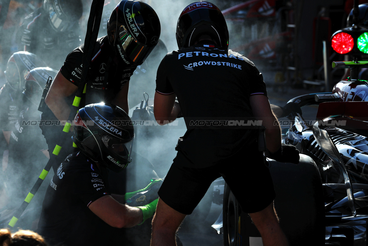 GP CINA, Mercedes AMG F1 practices a pit stop.

18.04.2024. Formula 1 World Championship, Rd 5, Chinese Grand Prix, Shanghai, China, Preparation Day.

 - www.xpbimages.com, EMail: requests@xpbimages.com © Copyright: Coates / XPB Images