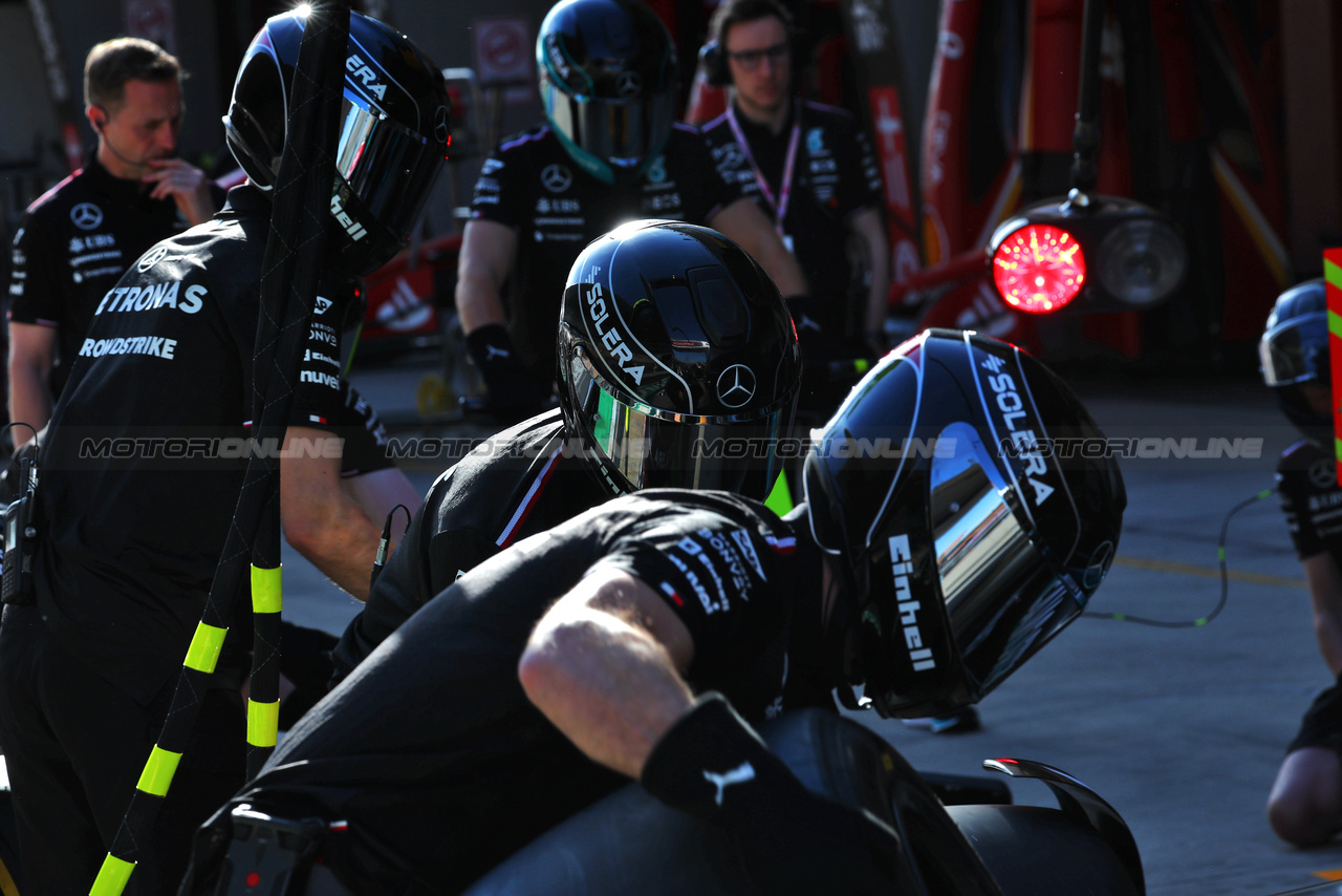 GP CINA, Mercedes AMG F1 practices a pit stop.

18.04.2024. Formula 1 World Championship, Rd 5, Chinese Grand Prix, Shanghai, China, Preparation Day.

 - www.xpbimages.com, EMail: requests@xpbimages.com © Copyright: Coates / XPB Images