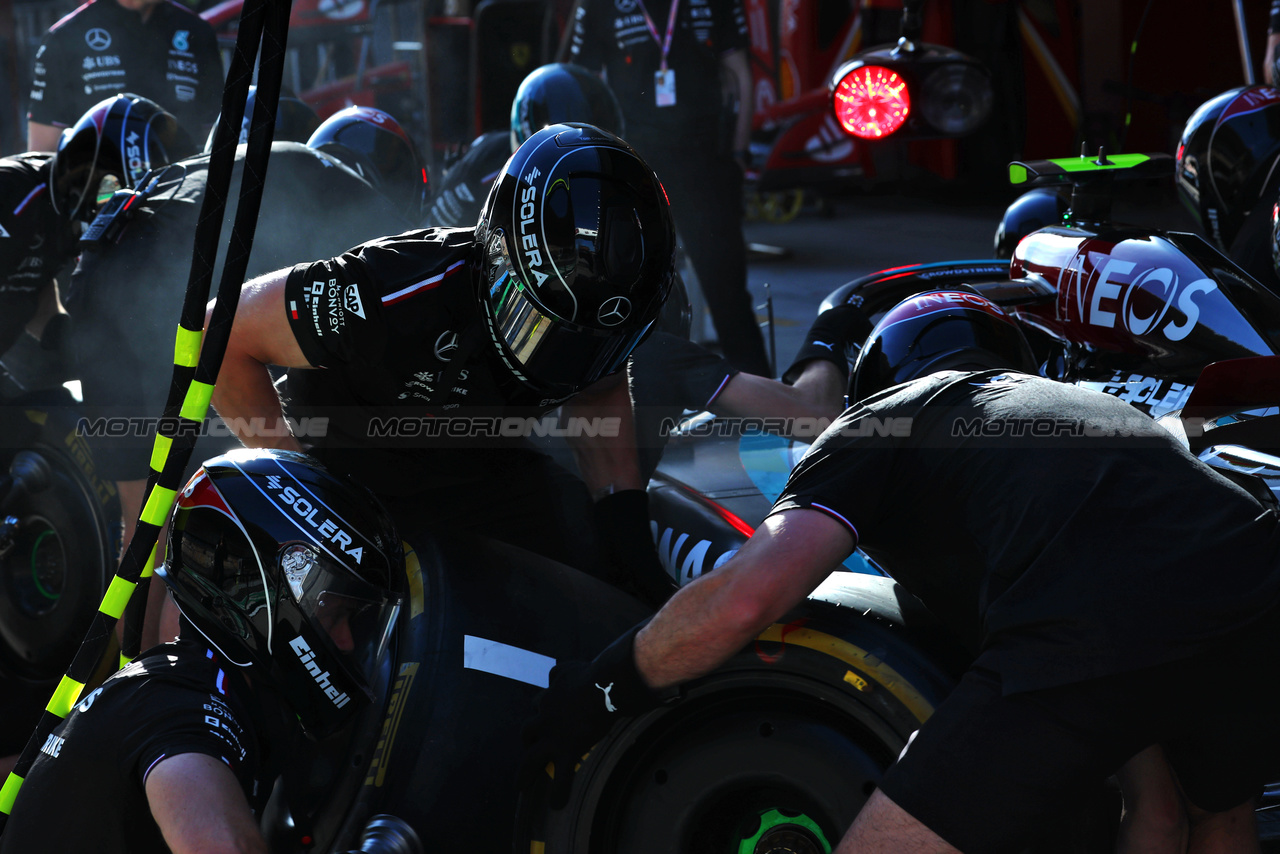 GP CINA, Mercedes AMG F1 practices a pit stop.

18.04.2024. Formula 1 World Championship, Rd 5, Chinese Grand Prix, Shanghai, China, Preparation Day.

 - www.xpbimages.com, EMail: requests@xpbimages.com © Copyright: Coates / XPB Images