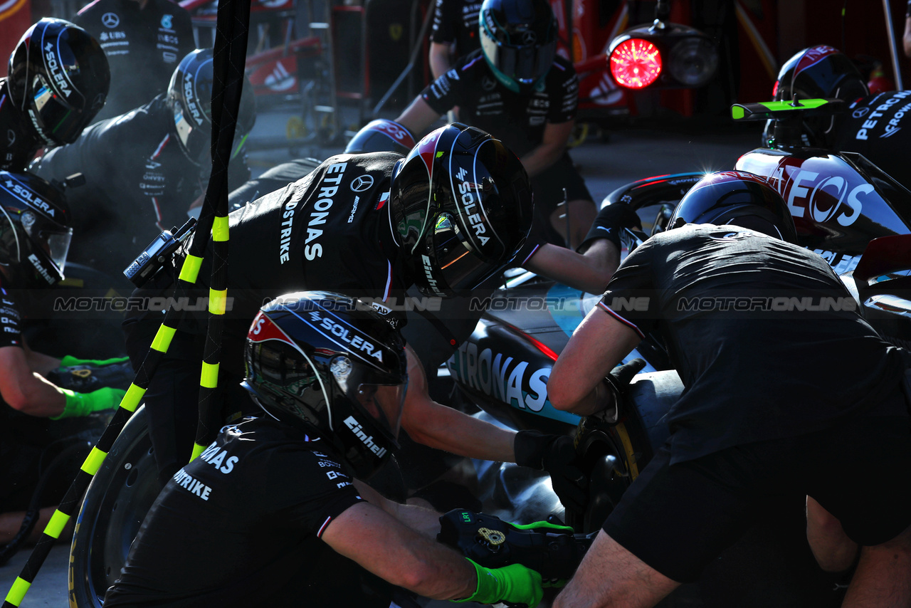 GP CINA, Mercedes AMG F1 practices a pit stop.

18.04.2024. Formula 1 World Championship, Rd 5, Chinese Grand Prix, Shanghai, China, Preparation Day.

 - www.xpbimages.com, EMail: requests@xpbimages.com © Copyright: Coates / XPB Images