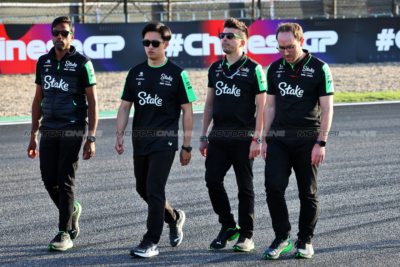 GP CINA, Zhou Guanyu (CHN) Sauber walks the circuit with the team.

18.04.2024. Formula 1 World Championship, Rd 5, Chinese Grand Prix, Shanghai, China, Preparation Day.

- www.xpbimages.com, EMail: requests@xpbimages.com © Copyright: Batchelor / XPB Images