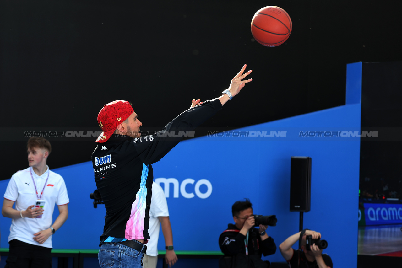 GP CINA, Esteban Ocon (FRA) Alpine F1 Team plays basketball in the paddock.

18.04.2024. Formula 1 World Championship, Rd 5, Chinese Grand Prix, Shanghai, China, Preparation Day.

- www.xpbimages.com, EMail: requests@xpbimages.com © Copyright: Rew / XPB Images