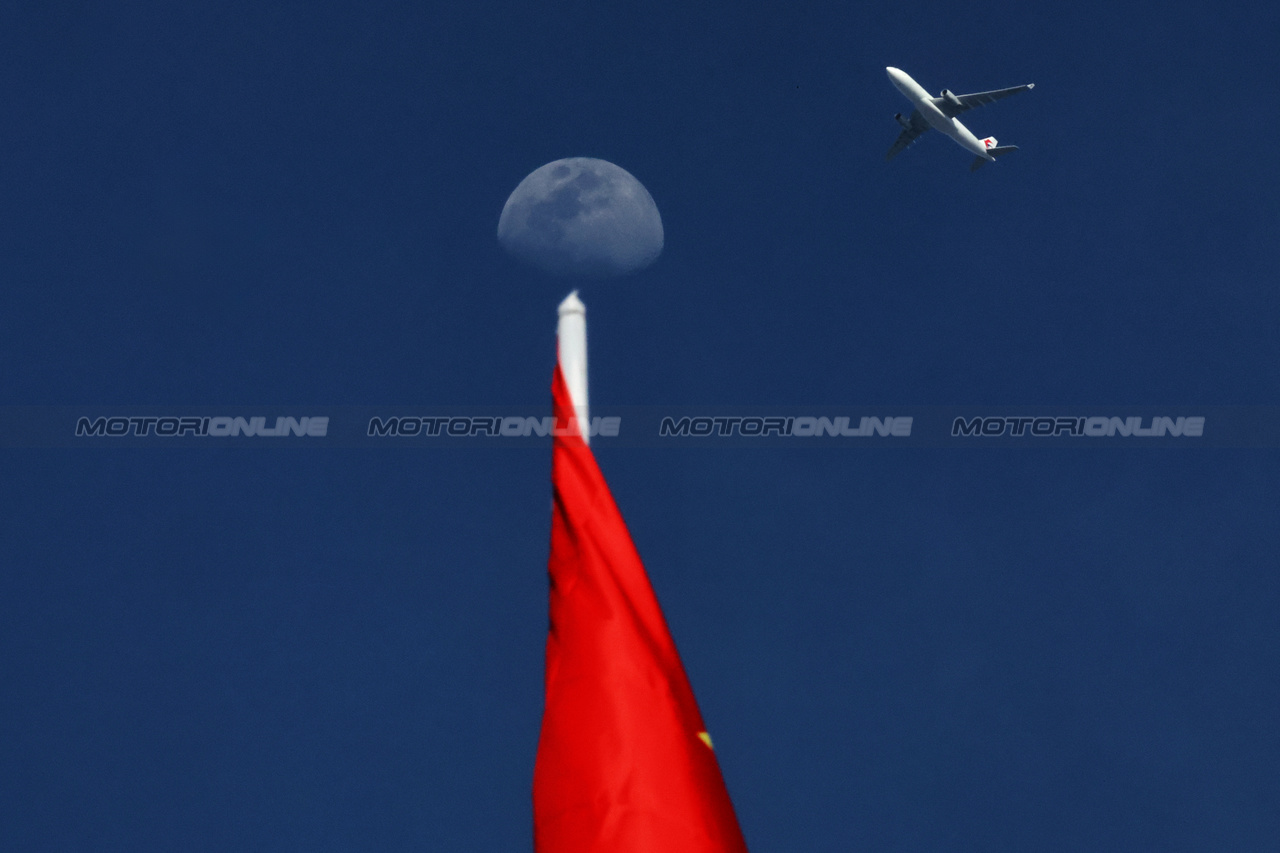 GP CINA, Paddock Atmosfera - the moon on a stick.

18.04.2024. Formula 1 World Championship, Rd 5, Chinese Grand Prix, Shanghai, China, Preparation Day.

- www.xpbimages.com, EMail: requests@xpbimages.com © Copyright: Rew / XPB Images