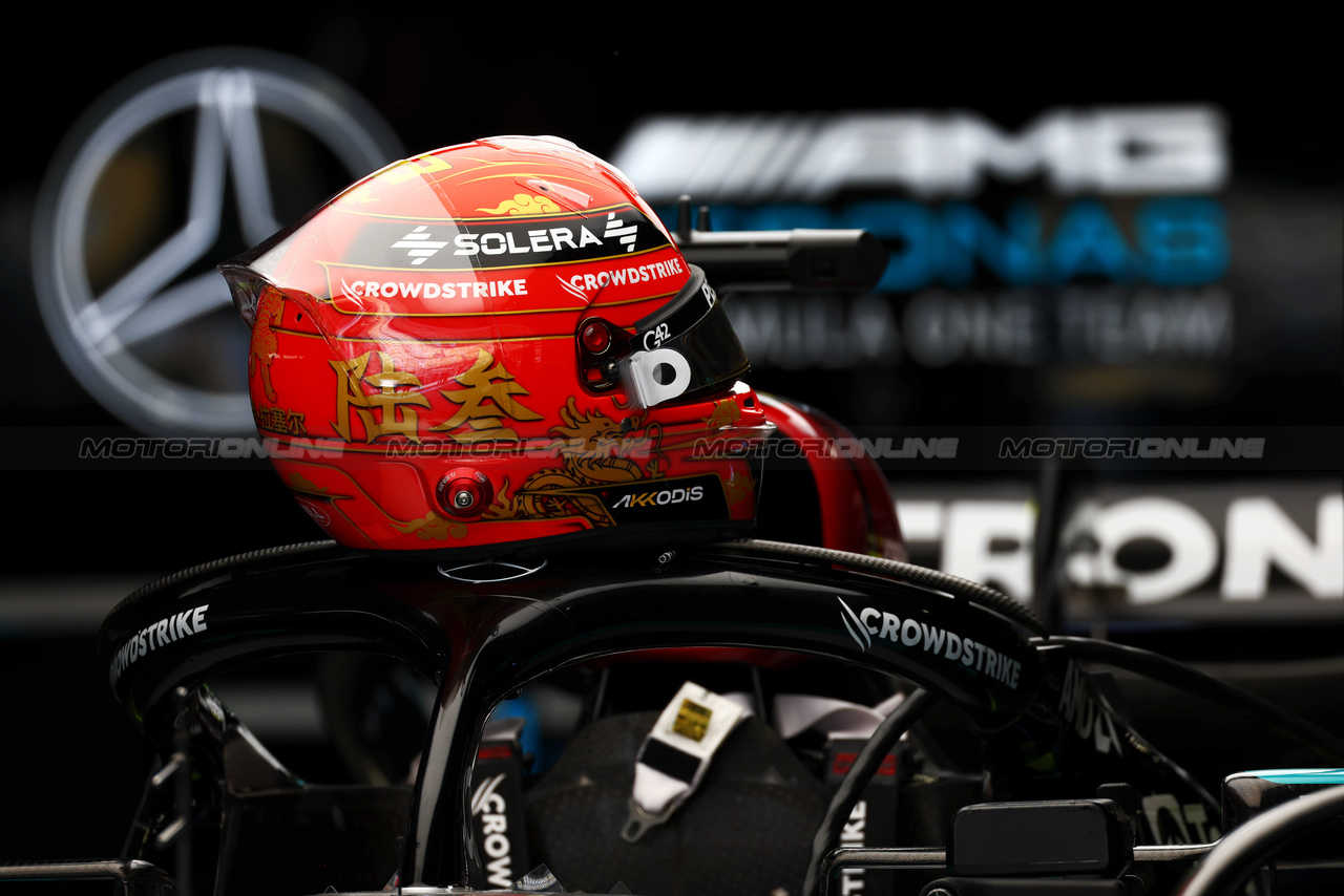 GP CINA, The helmet of George Russell (GBR) Mercedes AMG F1 W15.

18.04.2024. Formula 1 World Championship, Rd 5, Chinese Grand Prix, Shanghai, China, Preparation Day.

 - www.xpbimages.com, EMail: requests@xpbimages.com © Copyright: Coates / XPB Images