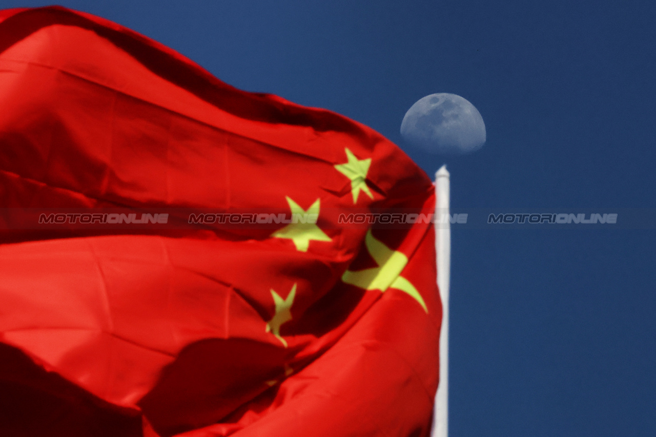 GP CINA, Circuit Atmosfera - Chinese flag e the moon.

18.04.2024. Formula 1 World Championship, Rd 5, Chinese Grand Prix, Shanghai, China, Preparation Day.

- www.xpbimages.com, EMail: requests@xpbimages.com © Copyright: Rew / XPB Images