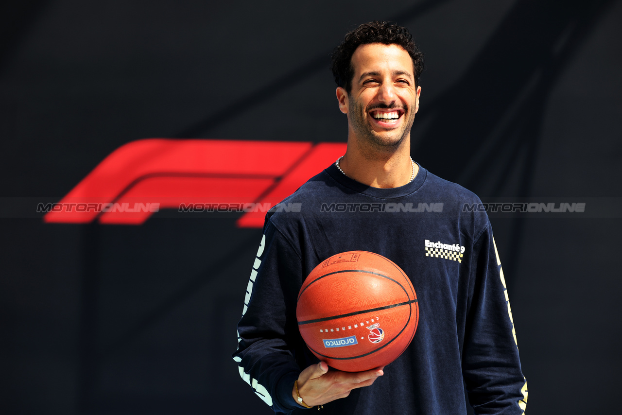 GP CINA, Daniel Ricciardo (AUS) RB plays basketball in the paddock.

18.04.2024. Formula 1 World Championship, Rd 5, Chinese Grand Prix, Shanghai, China, Preparation Day.

- www.xpbimages.com, EMail: requests@xpbimages.com © Copyright: Bearne / XPB Images