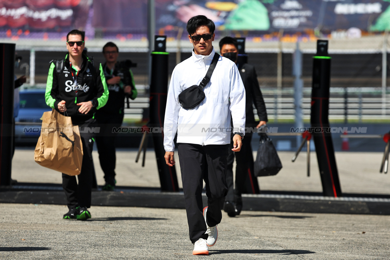 GP CINA, Zhou Guanyu (CHN) Sauber.

18.04.2024. Formula 1 World Championship, Rd 5, Chinese Grand Prix, Shanghai, China, Preparation Day.

- www.xpbimages.com, EMail: requests@xpbimages.com © Copyright: Bearne / XPB Images