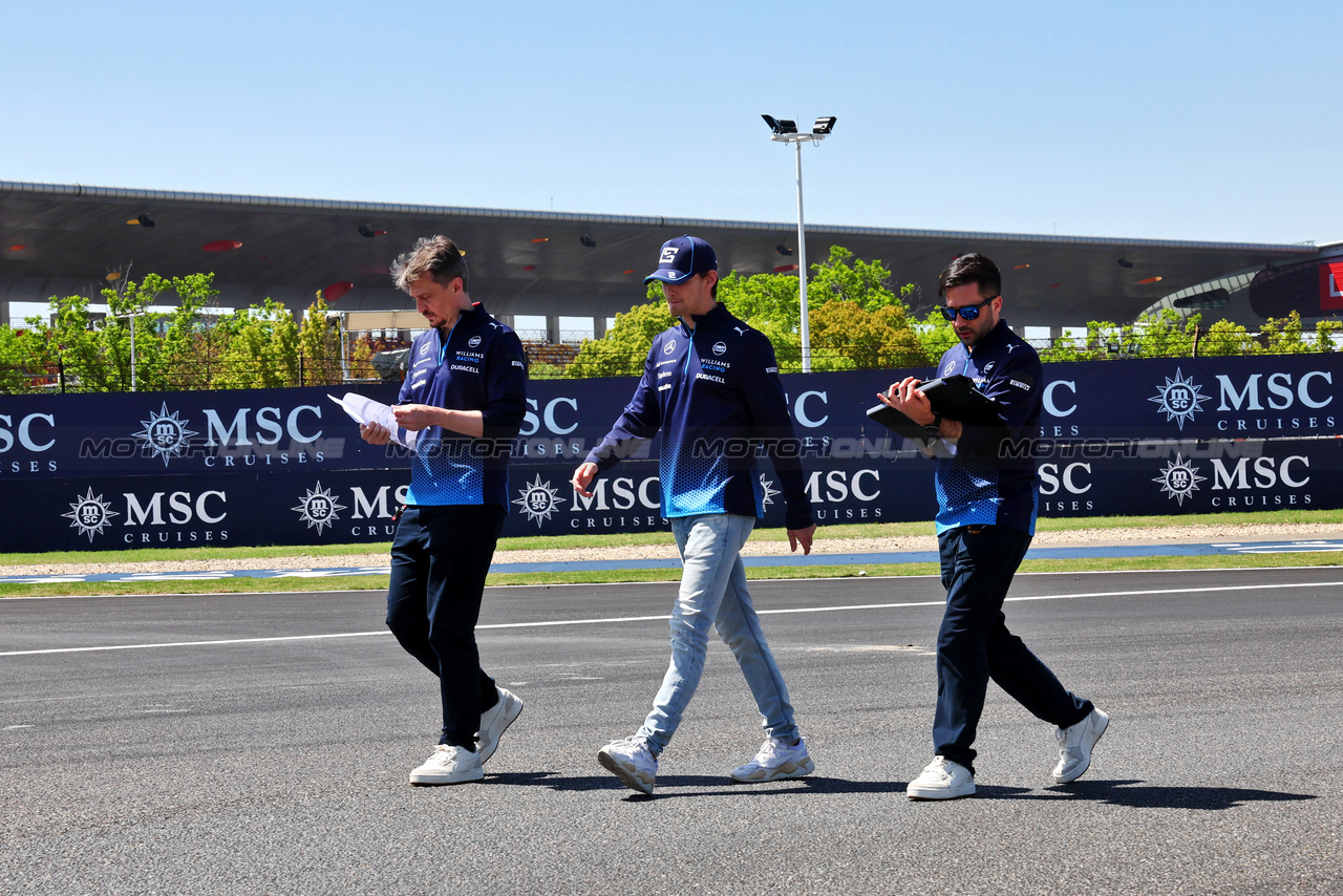 GP CINA, Logan Sargeant (USA) Williams Racing walks the circuit with the team.

18.04.2024. Formula 1 World Championship, Rd 5, Chinese Grand Prix, Shanghai, China, Preparation Day.

- www.xpbimages.com, EMail: requests@xpbimages.com © Copyright: Batchelor / XPB Images