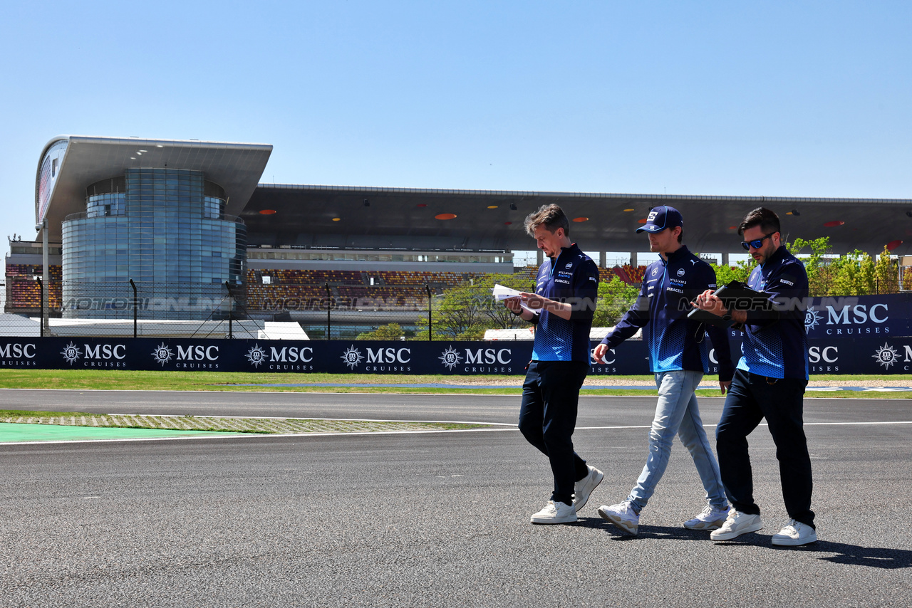 GP CINA, Logan Sargeant (USA) Williams Racing walks the circuit with the team.

18.04.2024. Formula 1 World Championship, Rd 5, Chinese Grand Prix, Shanghai, China, Preparation Day.

- www.xpbimages.com, EMail: requests@xpbimages.com © Copyright: Batchelor / XPB Images