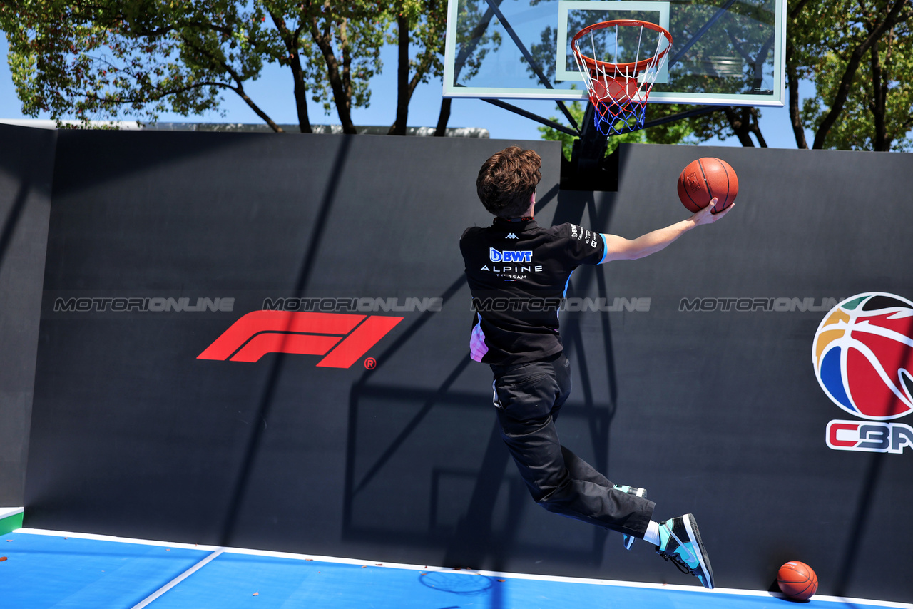 GP CINA, Jack Doohan (AUS) Alpine F1 Team Reserve Driver plays basketball in the paddock.

18.04.2024. Formula 1 World Championship, Rd 5, Chinese Grand Prix, Shanghai, China, Preparation Day.

- www.xpbimages.com, EMail: requests@xpbimages.com © Copyright: Bearne / XPB Images