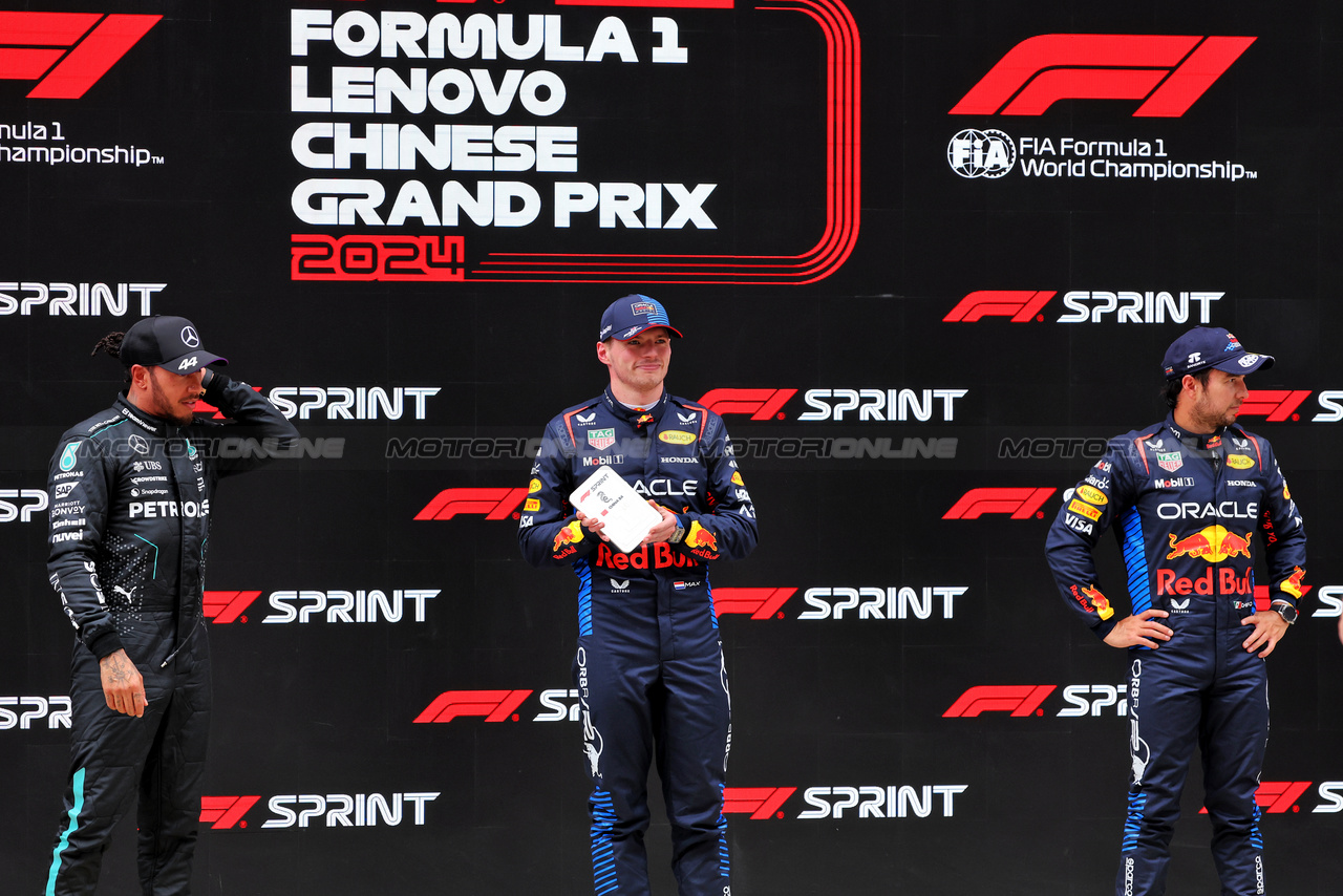 GP CINA, Sprint parc ferme (L to R): Lewis Hamilton (GBR) Mercedes AMG F1, second; Max Verstappen (NLD) Red Bull Racing, winner; Sergio Perez (MEX) Red Bull Racing, third.

20.04.2024. Formula 1 World Championship, Rd 5, Chinese Grand Prix, Shanghai, China, Sprint e Qualifiche Day.

- www.xpbimages.com, EMail: requests@xpbimages.com © Copyright: Bearne / XPB Images