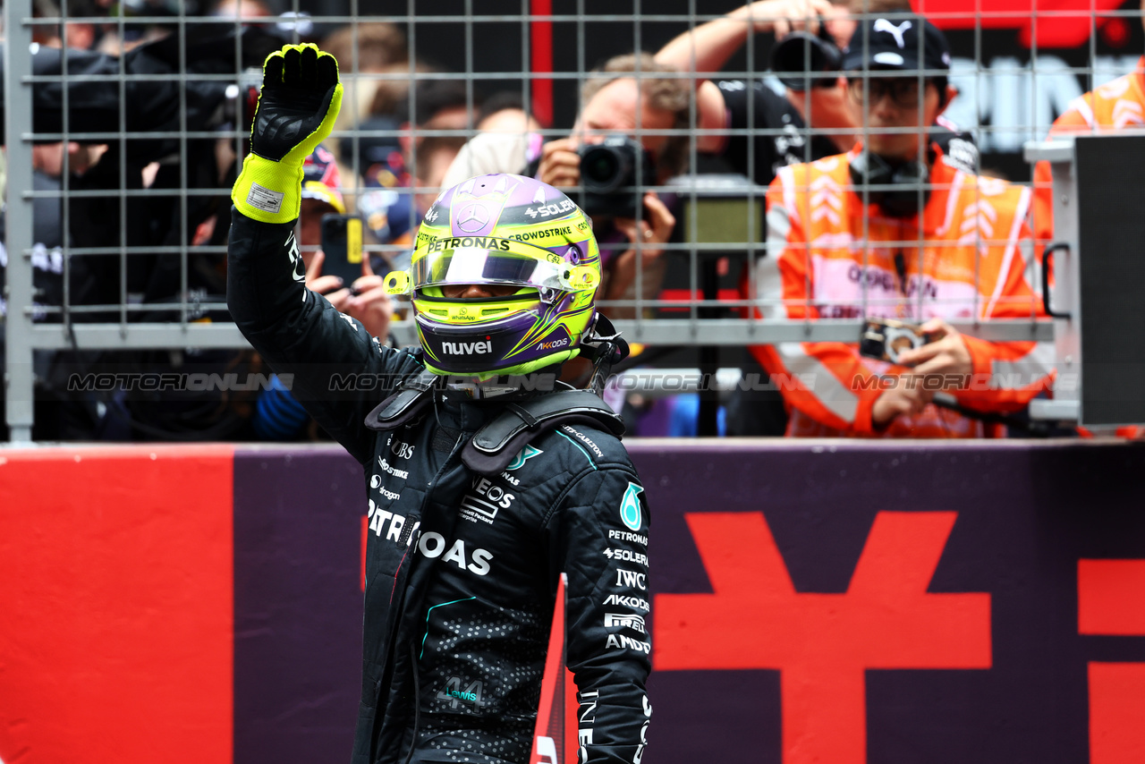 GP CINA, Lewis Hamilton (GBR) Mercedes AMG F1 celebrates his second position in Sprint parc ferme.

20.04.2024. Formula 1 World Championship, Rd 5, Chinese Grand Prix, Shanghai, China, Sprint e Qualifiche Day.

- www.xpbimages.com, EMail: requests@xpbimages.com © Copyright: Batchelor / XPB Images