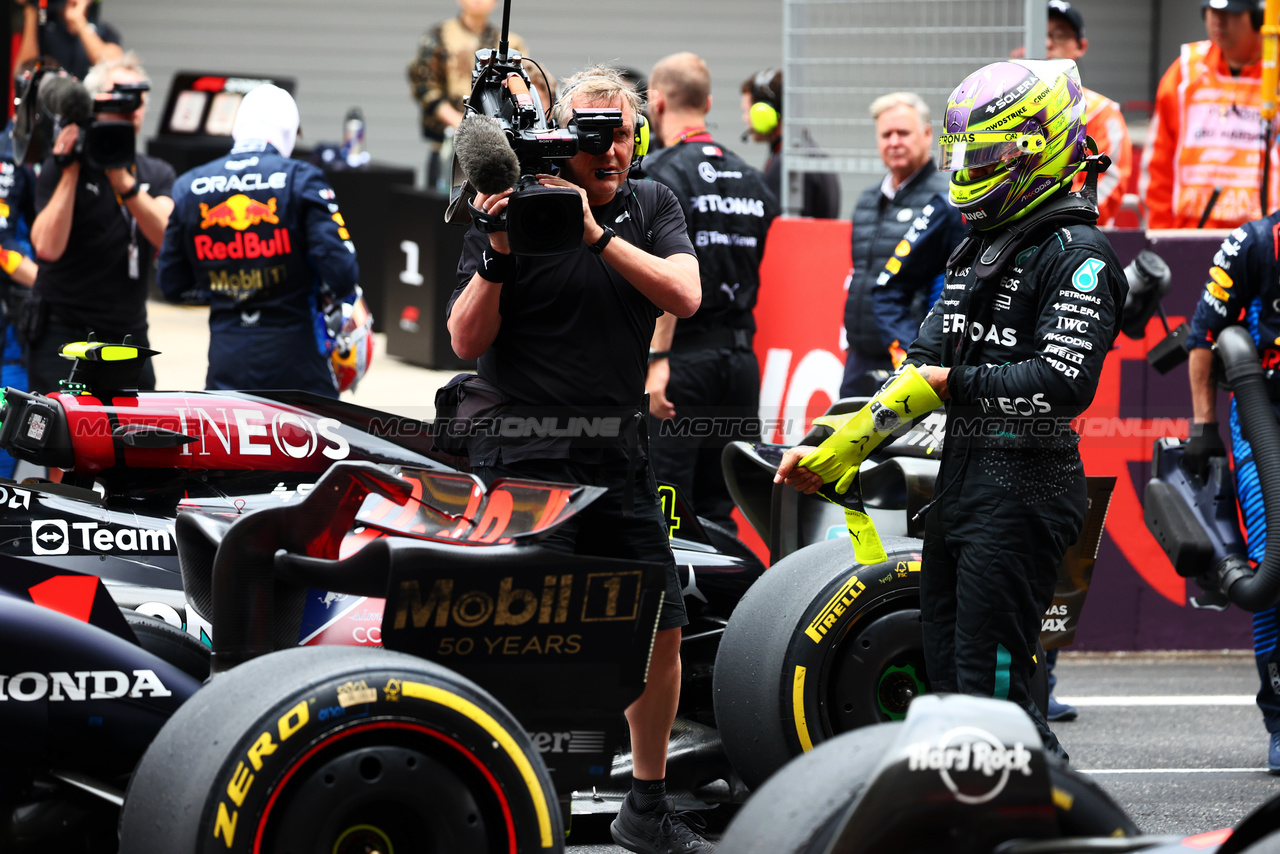 GP CINA, Lewis Hamilton (GBR) Mercedes AMG F1 in Sprint parc ferme.

20.04.2024. Formula 1 World Championship, Rd 5, Chinese Grand Prix, Shanghai, China, Sprint e Qualifiche Day.

- www.xpbimages.com, EMail: requests@xpbimages.com © Copyright: Batchelor / XPB Images