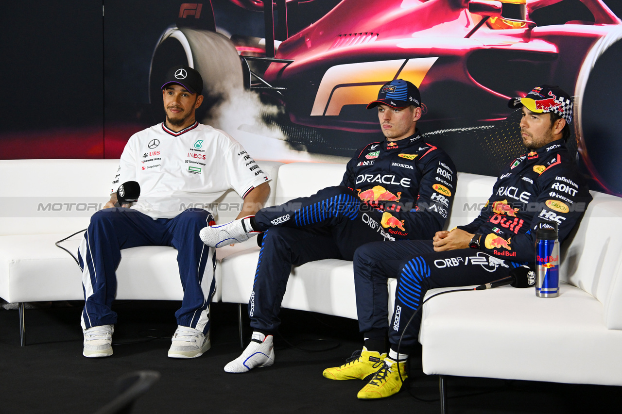 GP CINA, (L to R): Lewis Hamilton (GBR) Mercedes AMG F1; Max Verstappen (NLD) Red Bull Racing; e Sergio Perez (MEX) Red Bull Racing, in the post Sprint FIA Press Conference.

- www.xpbimages.com, EMail: requests@xpbimages.com © Copyright: XPB Images