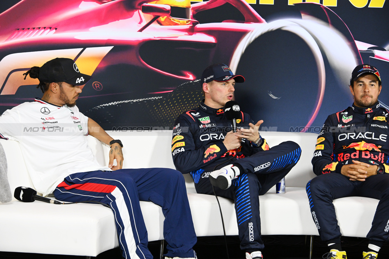 GP CINA, (L to R): Lewis Hamilton (GBR) Mercedes AMG F1; Max Verstappen (NLD) Red Bull Racing; e Sergio Perez (MEX) Red Bull Racing, in the post Sprint FIA Press Conference.

- www.xpbimages.com, EMail: requests@xpbimages.com © Copyright: XPB Images