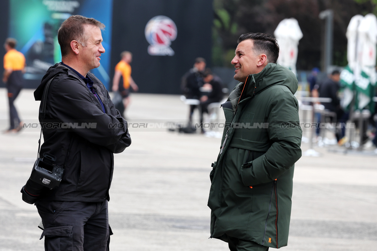 GP CINA, (L to R): Russell Batchelor (GBR) XPB Images Photographer with Will Buxton (GBR) F1 Digital Presenter.

20.04.2024. Formula 1 World Championship, Rd 5, Chinese Grand Prix, Shanghai, China, Sprint e Qualifiche Day.

- www.xpbimages.com, EMail: requests@xpbimages.com © Copyright: Batchelor / XPB Images