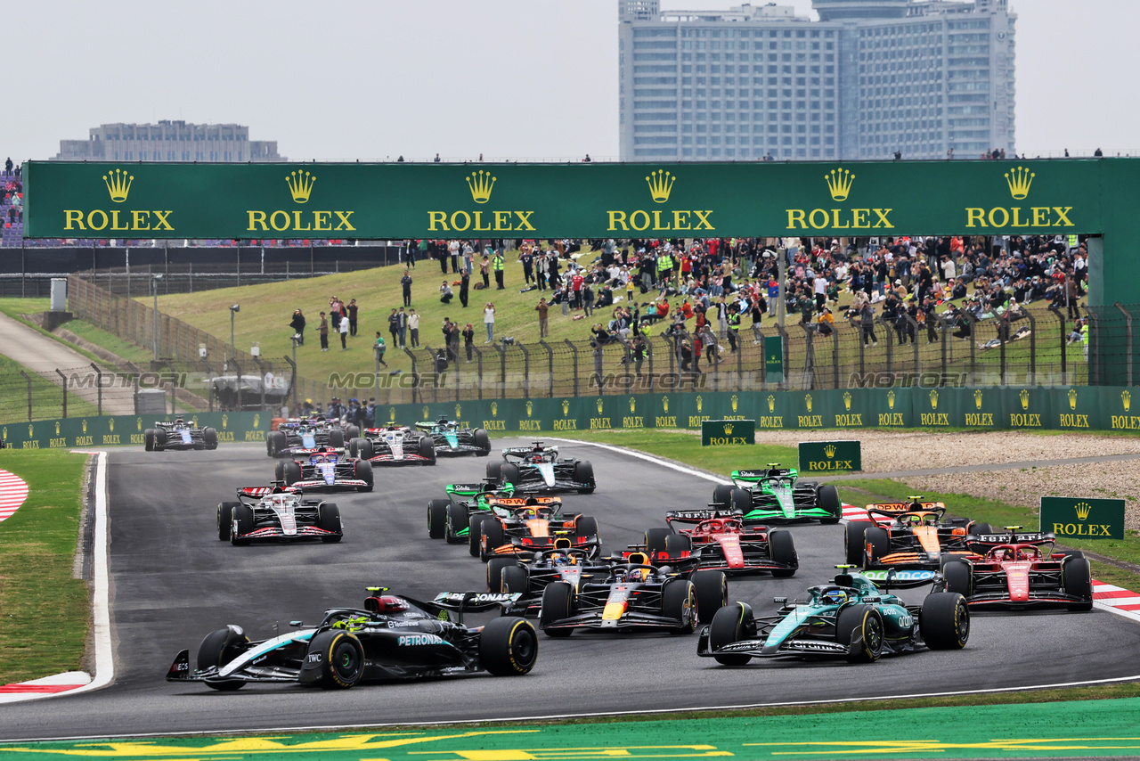 GP CINA, Lewis Hamilton (GBR) Mercedes AMG F1 W15 davanti a at the partenza of Sprint.

20.04.2024. Formula 1 World Championship, Rd 5, Chinese Grand Prix, Shanghai, China, Sprint e Qualifiche Day.

- www.xpbimages.com, EMail: requests@xpbimages.com © Copyright: Rew / XPB Images