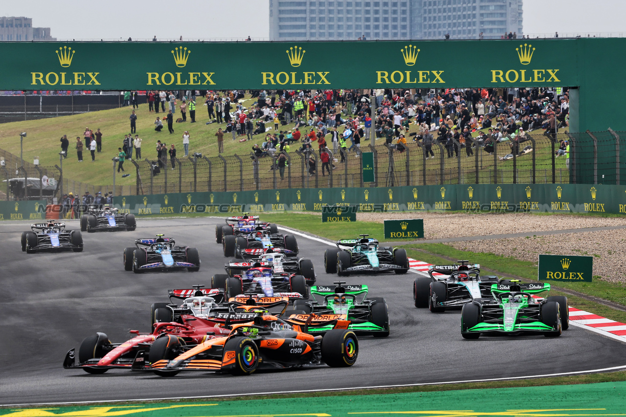 GP CINA, Lando Norris (GBR) McLaren MCL38 e Charles Leclerc (MON) Ferrari SF-24 at the partenza of Sprint.

20.04.2024. Formula 1 World Championship, Rd 5, Chinese Grand Prix, Shanghai, China, Sprint e Qualifiche Day.

- www.xpbimages.com, EMail: requests@xpbimages.com © Copyright: Rew / XPB Images