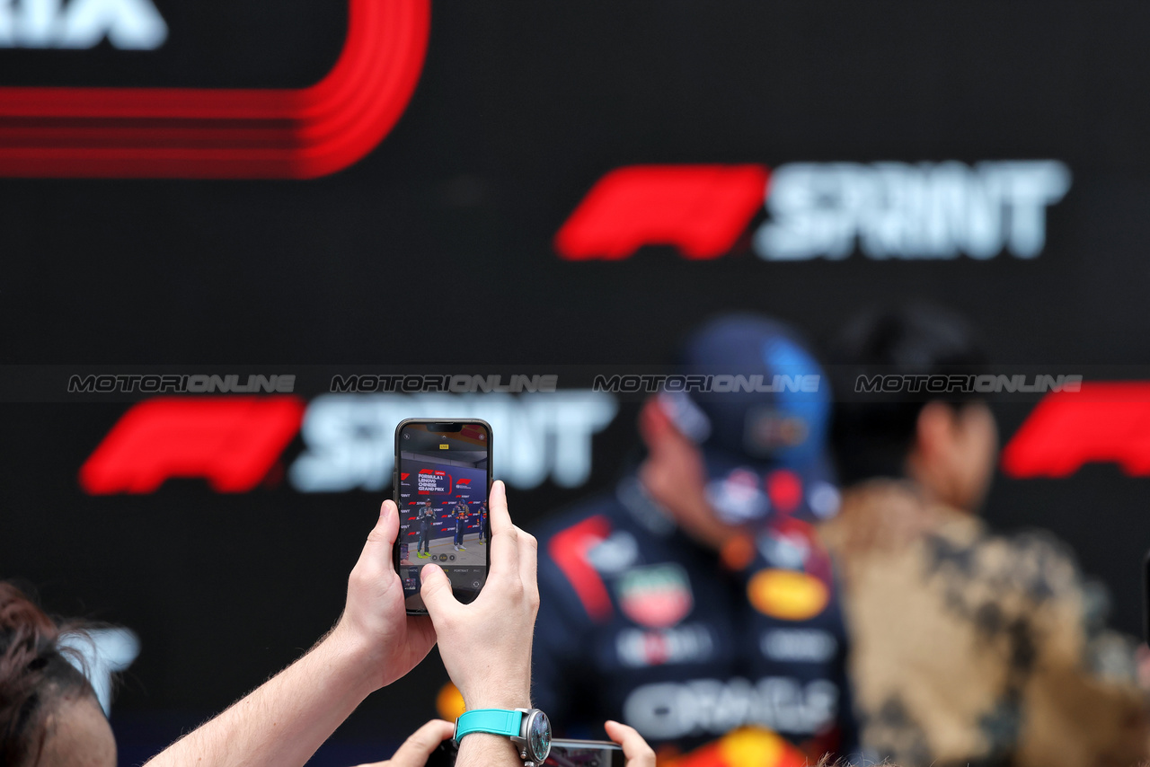 GP CINA, Sprint winner Max Verstappen (NLD) Red Bull Racing celebrates in parc ferme.

20.04.2024. Formula 1 World Championship, Rd 5, Chinese Grand Prix, Shanghai, China, Sprint e Qualifiche Day.

- www.xpbimages.com, EMail: requests@xpbimages.com © Copyright: Rew / XPB Images