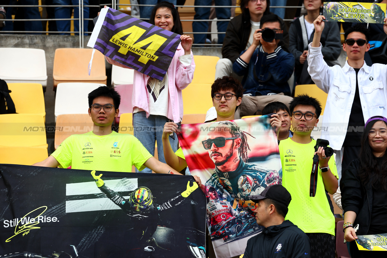 GP CINA, Circuit Atmosfera - Lewis Hamilton (GBR) Mercedes AMG F1 fans in the grandstand.

20.04.2024. Formula 1 World Championship, Rd 5, Chinese Grand Prix, Shanghai, China, Sprint e Qualifiche Day.

 - www.xpbimages.com, EMail: requests@xpbimages.com © Copyright: Coates / XPB Images