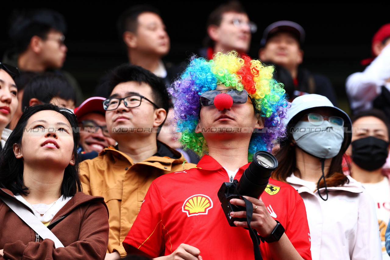 GP CINA, Circuit Atmosfera - Ferrari fan in the grandstand.

20.04.2024. Formula 1 World Championship, Rd 5, Chinese Grand Prix, Shanghai, China, Sprint e Qualifiche Day.

 - www.xpbimages.com, EMail: requests@xpbimages.com © Copyright: Coates / XPB Images