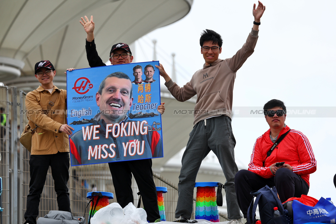 GP CINA, Circuit Atmosfera - Guenther Steiner (ITA) RTL F1 TV Presenter fans.

20.04.2024. Formula 1 World Championship, Rd 5, Chinese Grand Prix, Shanghai, China, Sprint e Qualifiche Day.

 - www.xpbimages.com, EMail: requests@xpbimages.com © Copyright: Coates / XPB Images