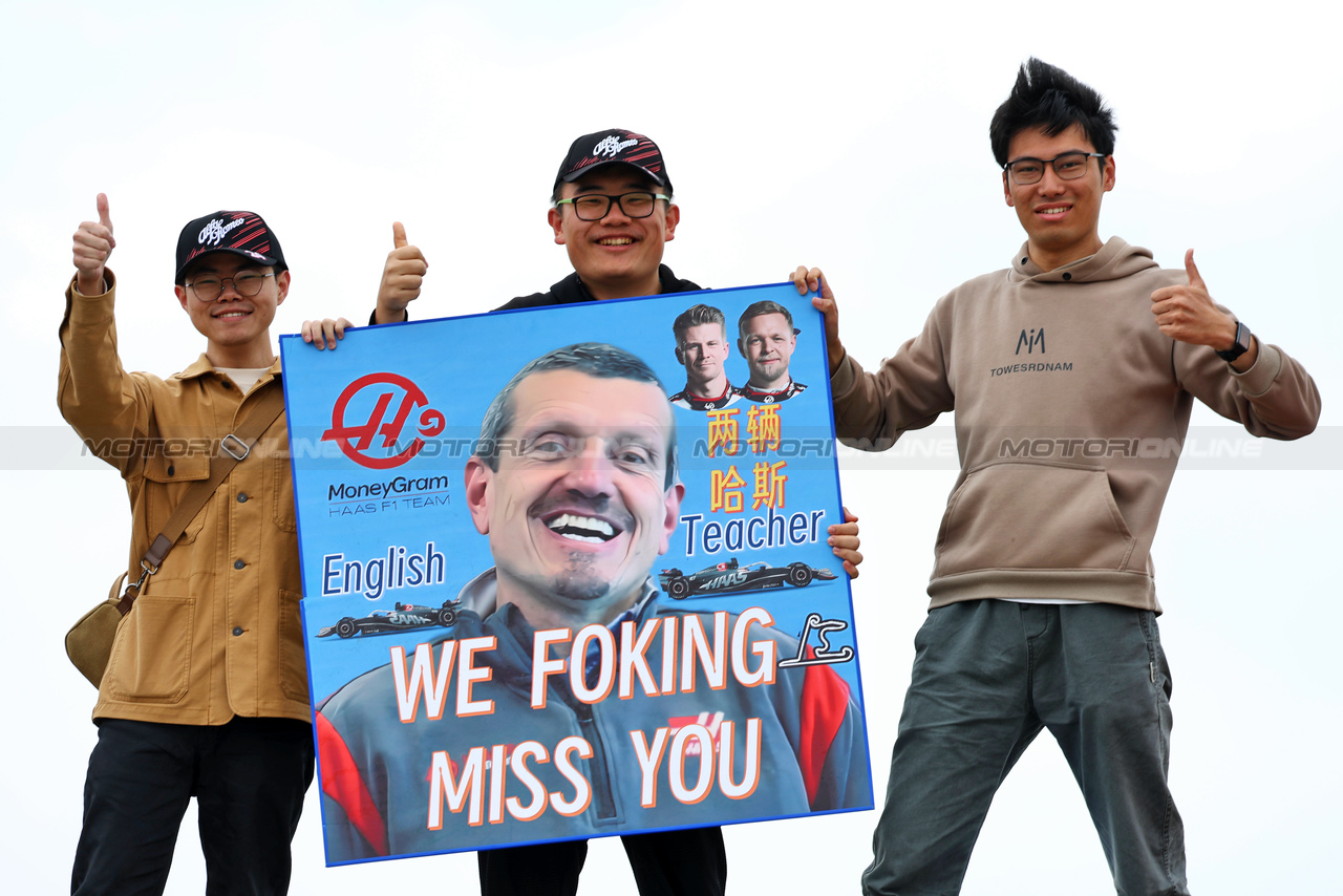 GP CINA, Circuit Atmosfera - Guenther Steiner (ITA) RTL F1 TV Presenter fans.

20.04.2024. Formula 1 World Championship, Rd 5, Chinese Grand Prix, Shanghai, China, Sprint e Qualifiche Day.

 - www.xpbimages.com, EMail: requests@xpbimages.com © Copyright: Coates / XPB Images