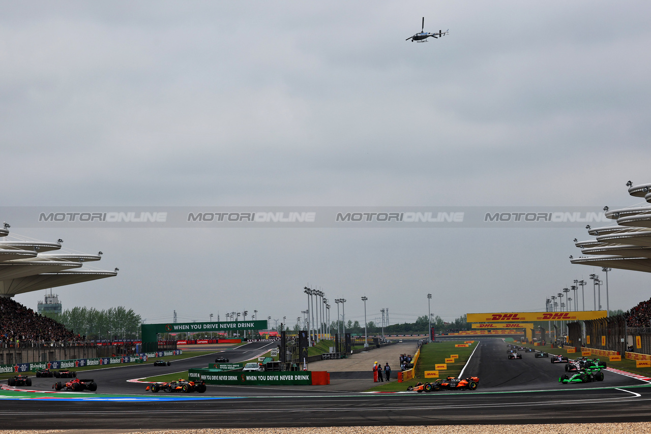 GP CINA, Lando Norris (GBR) McLaren MCL38 e Oscar Piastri (AUS) McLaren MCL38.

20.04.2024. Formula 1 World Championship, Rd 5, Chinese Grand Prix, Shanghai, China, Sprint e Qualifiche Day.

 - www.xpbimages.com, EMail: requests@xpbimages.com © Copyright: Coates / XPB Images