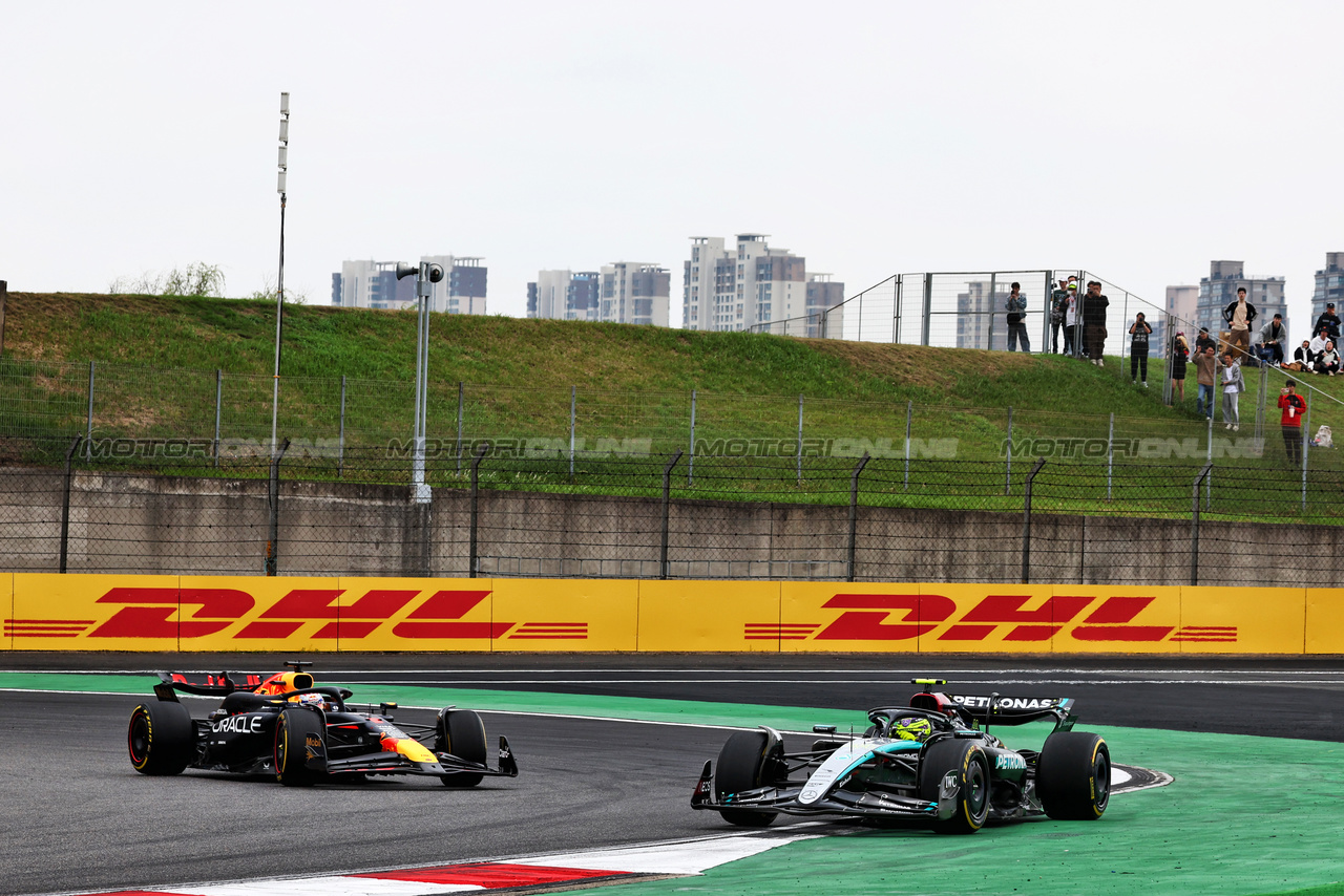 GP CINA, Lewis Hamilton (GBR) Mercedes AMG F1 W15 runs wide ahead of Max Verstappen (NLD) Red Bull Racing RB20.

20.04.2024. Formula 1 World Championship, Rd 5, Chinese Grand Prix, Shanghai, China, Sprint e Qualifiche Day.

 - www.xpbimages.com, EMail: requests@xpbimages.com © Copyright: Coates / XPB Images