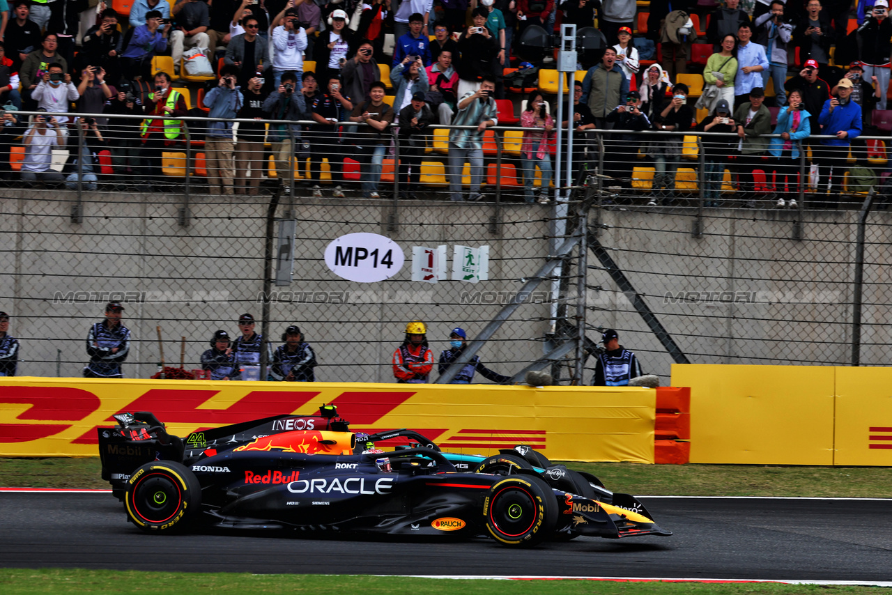 GP CINA, Max Verstappen (NLD) Red Bull Racing RB20 passes Lewis Hamilton (GBR) Mercedes AMG F1 W15.

20.04.2024. Formula 1 World Championship, Rd 5, Chinese Grand Prix, Shanghai, China, Sprint e Qualifiche Day.

 - www.xpbimages.com, EMail: requests@xpbimages.com © Copyright: Coates / XPB Images