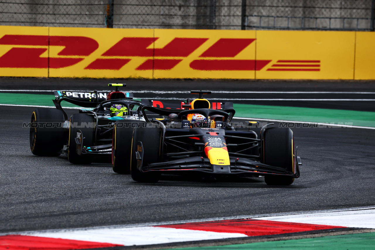 GP CINA, Max Verstappen (NLD) Red Bull Racing RB20 passes Lewis Hamilton (GBR) Mercedes AMG F1 W15.

20.04.2024. Formula 1 World Championship, Rd 5, Chinese Grand Prix, Shanghai, China, Sprint e Qualifiche Day.

 - www.xpbimages.com, EMail: requests@xpbimages.com © Copyright: Coates / XPB Images