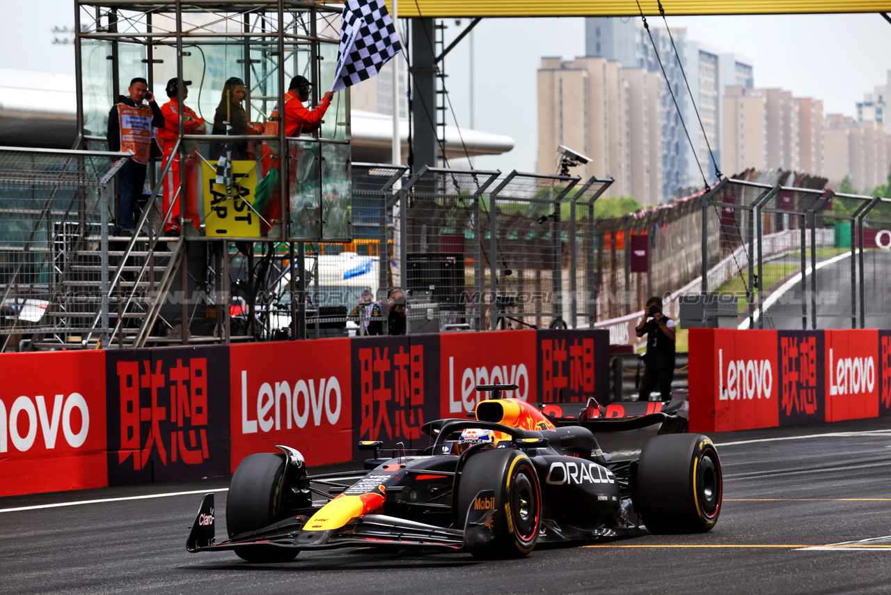 GP CINA, Gara winner Max Verstappen (NLD) Red Bull Racing RB20 takes the chequered flag at the end of Sprint.

20.04.2024. Formula 1 World Championship, Rd 5, Chinese Grand Prix, Shanghai, China, Sprint e Qualifiche Day.

 - www.xpbimages.com, EMail: requests@xpbimages.com © Copyright: Coates / XPB Images