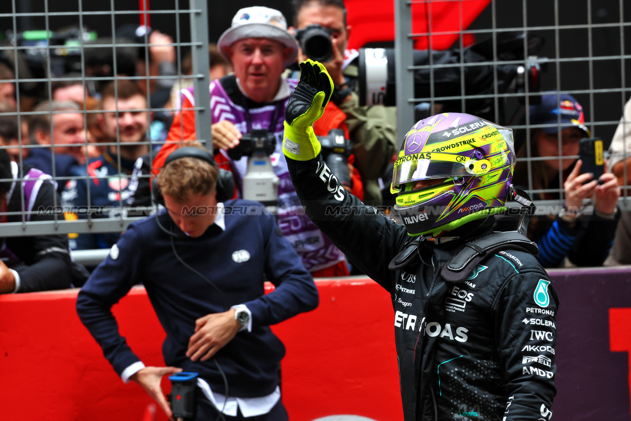 GP CINA, Lewis Hamilton (GBR) Mercedes AMG F1 celebrates his second position in Sprint parc ferme.

20.04.2024. Formula 1 World Championship, Rd 5, Chinese Grand Prix, Shanghai, China, Sprint e Qualifiche Day.

 - www.xpbimages.com, EMail: requests@xpbimages.com © Copyright: Coates / XPB Images