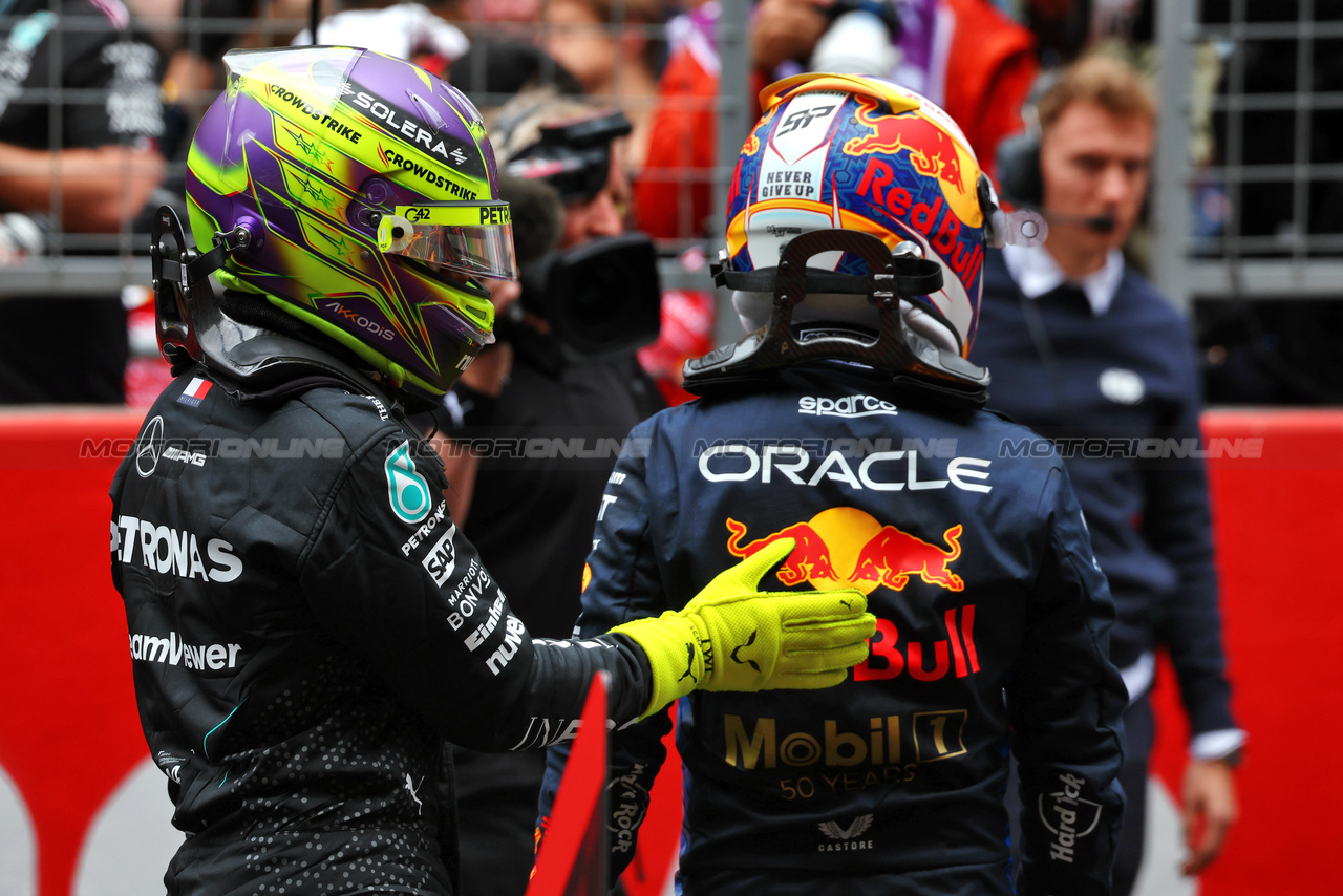 GP CINA, (L to R): Lewis Hamilton (GBR) Mercedes AMG F1 celebrates his second position in Sprint parc ferme with winner Max Verstappen (NLD) Red Bull Racing.

20.04.2024. Formula 1 World Championship, Rd 5, Chinese Grand Prix, Shanghai, China, Sprint e Qualifiche Day.

 - www.xpbimages.com, EMail: requests@xpbimages.com © Copyright: Coates / XPB Images