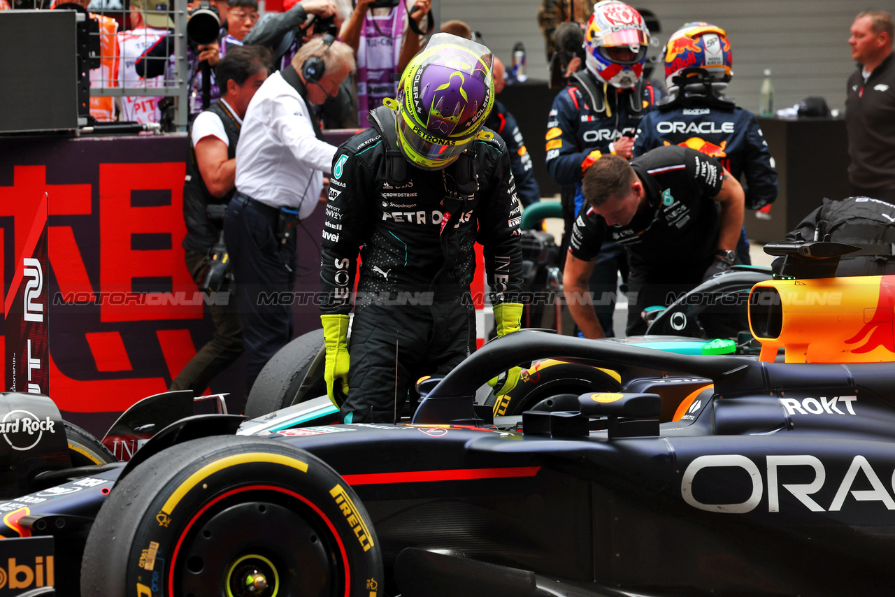 GP CINA, Lewis Hamilton (GBR) Mercedes AMG F1 in Sprint parc ferme.

20.04.2024. Formula 1 World Championship, Rd 5, Chinese Grand Prix, Shanghai, China, Sprint e Qualifiche Day.

 - www.xpbimages.com, EMail: requests@xpbimages.com © Copyright: Coates / XPB Images