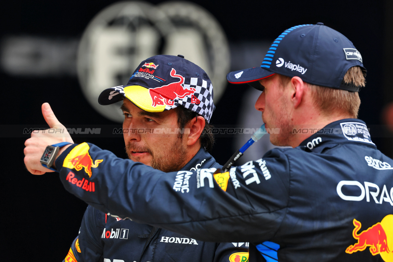 GP CINA, Sprint winner Max Verstappen (NLD) Red Bull Racing (Right) with team mate Sergio Perez (MEX) Red Bull Racing in parc ferme.

20.04.2024. Formula 1 World Championship, Rd 5, Chinese Grand Prix, Shanghai, China, Sprint e Qualifiche Day.

 - www.xpbimages.com, EMail: requests@xpbimages.com © Copyright: Coates / XPB Images