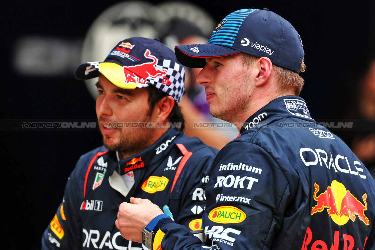 GP CINA, Sprint winner Max Verstappen (NLD) Red Bull Racing (Right) with team mate Sergio Perez (MEX) Red Bull Racing in parc ferme.

20.04.2024. Formula 1 World Championship, Rd 5, Chinese Grand Prix, Shanghai, China, Sprint e Qualifiche Day.

 - www.xpbimages.com, EMail: requests@xpbimages.com © Copyright: Coates / XPB Images