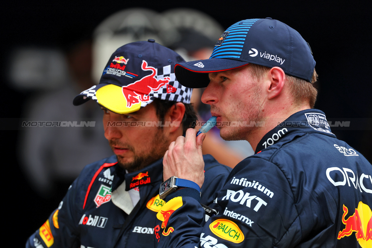 GP CINA, Sprint winner Max Verstappen (NLD) Red Bull Racing (Right) with team mate Sergio Perez (MEX) Red Bull Racing in parc ferme.

20.04.2024. Formula 1 World Championship, Rd 5, Chinese Grand Prix, Shanghai, China, Sprint e Qualifiche Day.

 - www.xpbimages.com, EMail: requests@xpbimages.com © Copyright: Coates / XPB Images