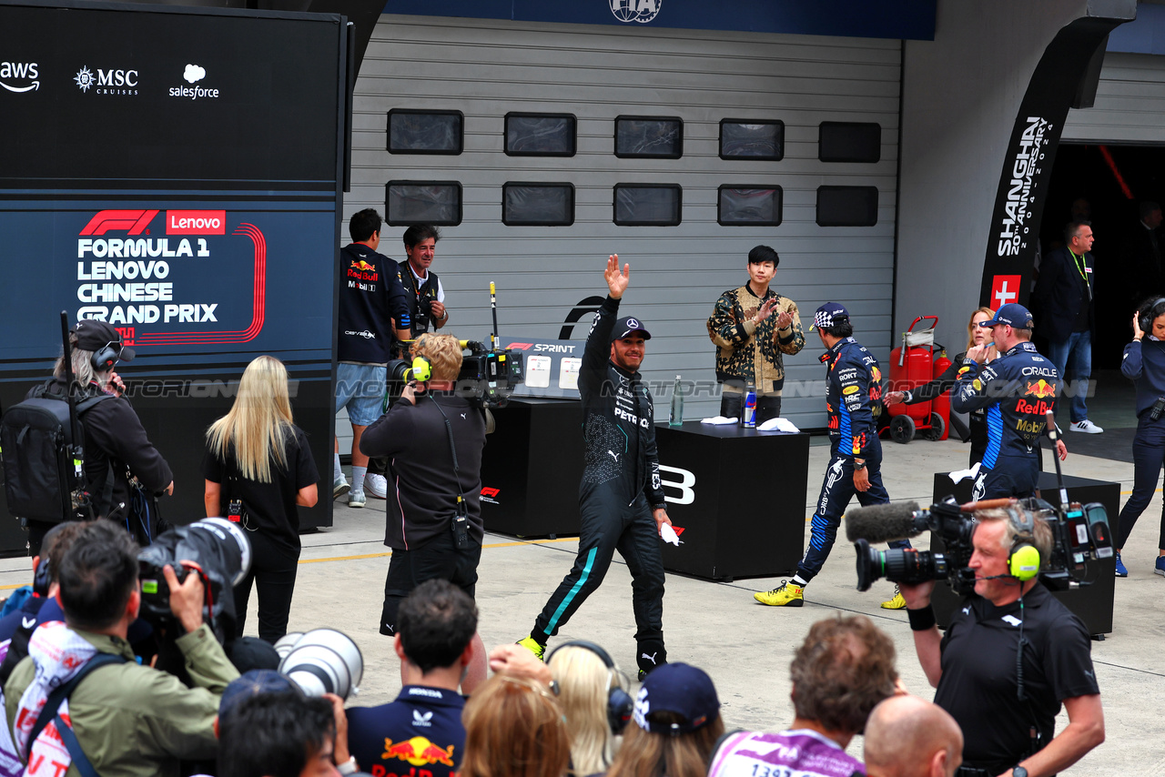 GP CINA, Lewis Hamilton (GBR) Mercedes AMG F1 celebrates his second position in Sprint parc ferme.

20.04.2024. Formula 1 World Championship, Rd 5, Chinese Grand Prix, Shanghai, China, Sprint e Qualifiche Day.

 - www.xpbimages.com, EMail: requests@xpbimages.com © Copyright: Coates / XPB Images