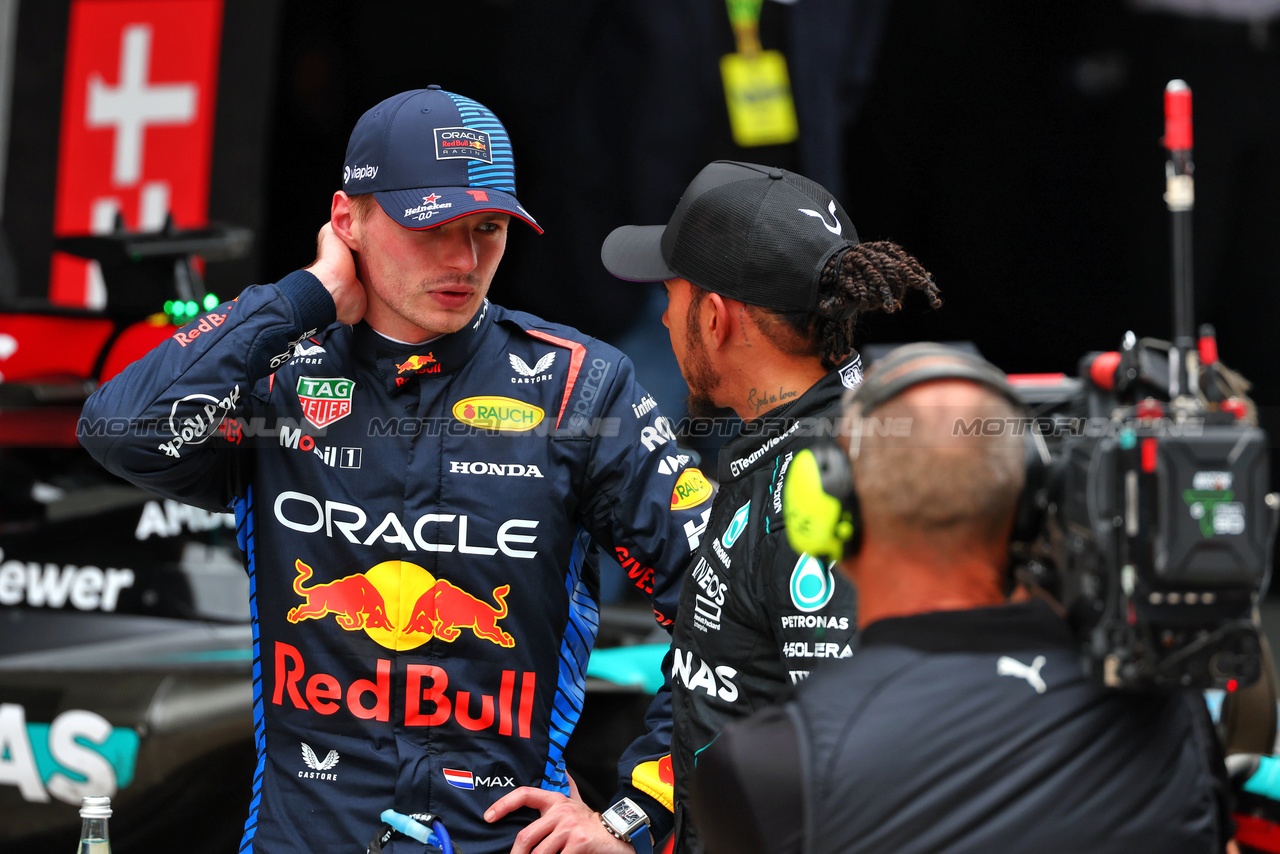 GP CINA, (L to R): Winner Max Verstappen (NLD) Red Bull Racing with second placed Lewis Hamilton (GBR) Mercedes AMG F1 in Sprint parc ferme.

20.04.2024. Formula 1 World Championship, Rd 5, Chinese Grand Prix, Shanghai, China, Sprint e Qualifiche Day.

 - www.xpbimages.com, EMail: requests@xpbimages.com © Copyright: Coates / XPB Images