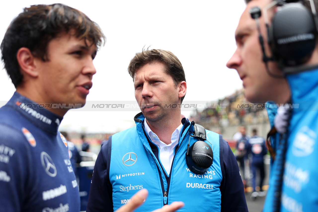 GP CINA, Alexander Albon (THA) Williams Racing e James Vowles (GBR) Williams Racing Team Principal on the grid.

20.04.2024. Formula 1 World Championship, Rd 5, Chinese Grand Prix, Shanghai, China, Sprint e Qualifiche Day.

- www.xpbimages.com, EMail: requests@xpbimages.com © Copyright: Bearne / XPB Images